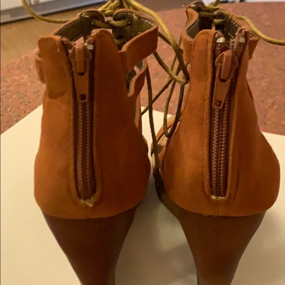 Super flirty wedge with a PEEP hole. NEW - Picture 9 of 11